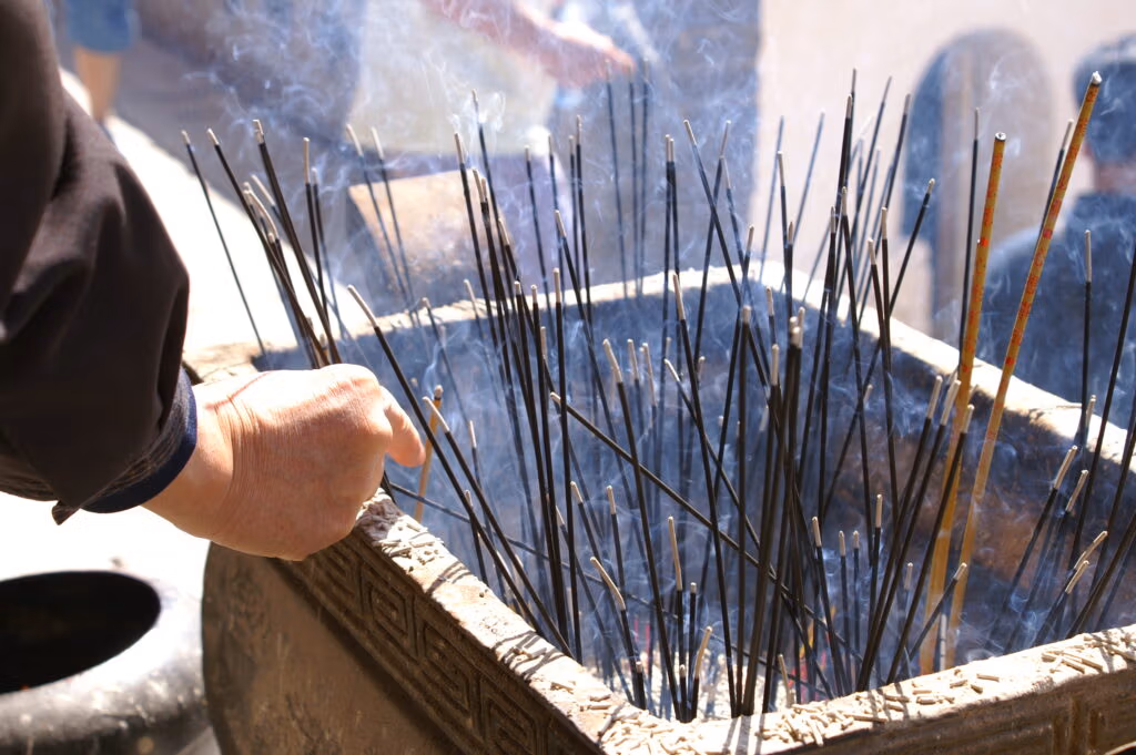 The Complete Guide To Burning Incense In China: Traditions, Etiquette, And Cultural Significance