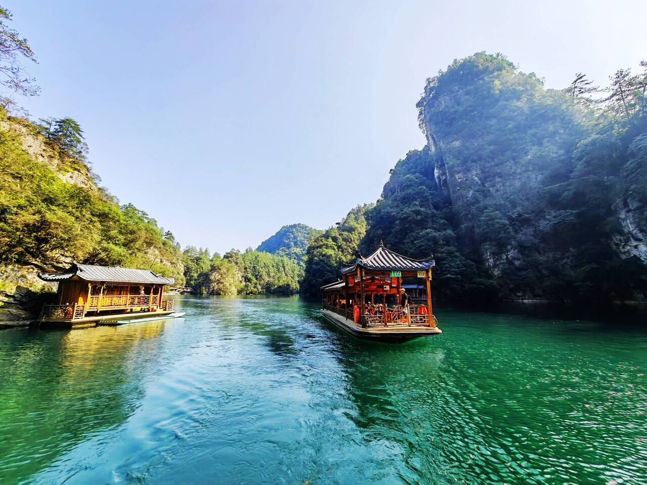 Cruise On Baofeng Lake
