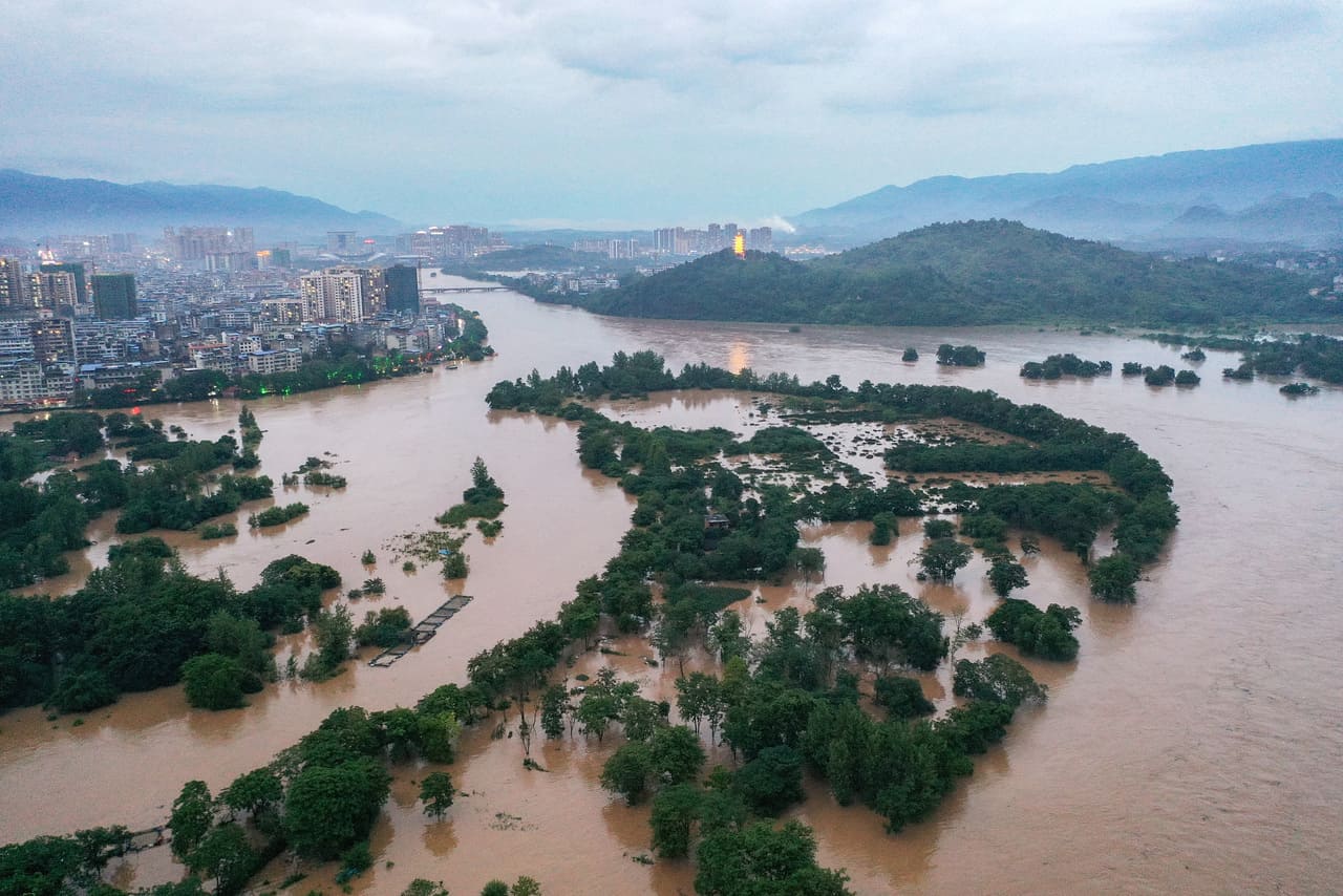 Guilin Yangshuo Rainy Season: When To Worry, When To Go 2 June 19, 2024, Guilin, Guangxi: Floodwaters Surge Through The Xiangjiang River Section In Quanzhou County, Inundating Some Low-Lying Areas.