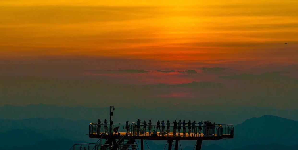 Qixing Mountain Cloud Sea At Dawn