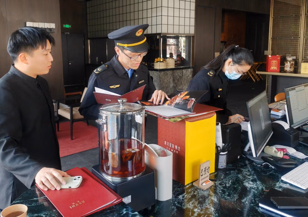 Hidden Shopping Stops: China Group Tours Scams You Didn’t Know About 10 Hidden Shopping Stops: China Group Tours Scams You Didn’t Know About