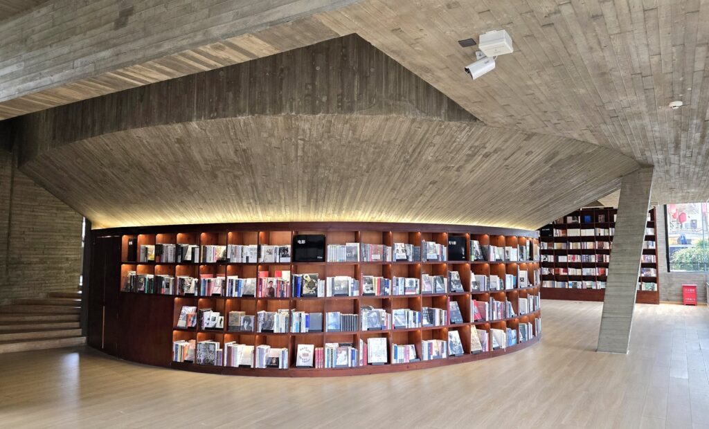 Weishan Ancient Town: Sights, Food &Amp; Day Trip From Dali 6 Weishan Ancient City Pioneer Bookstore