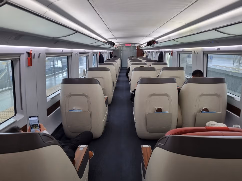 China-High-Speed-Train-Business-Class-Cabin