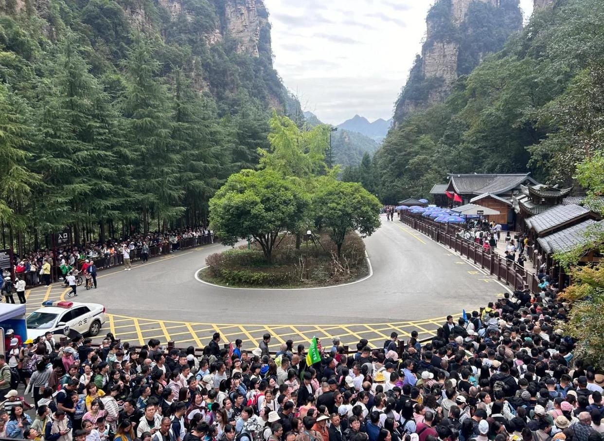 The Crowd Waiting In Line For The Bailong Elevator.